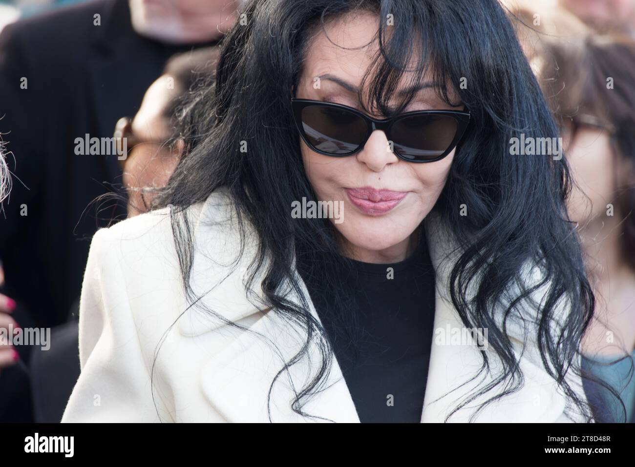 Parigi, Francia. 19 novembre 2023. Yamina Benguigui partecipa alla marcia silenziosa, unita, umanitaria e pacifista per la pace in Medio Oriente su invito di un collettivo di 500 personalità culturali domenica 19 novembre 2023 a Parigi, in Francia. Crediti: Bernard Menigault/Alamy Live News Foto Stock