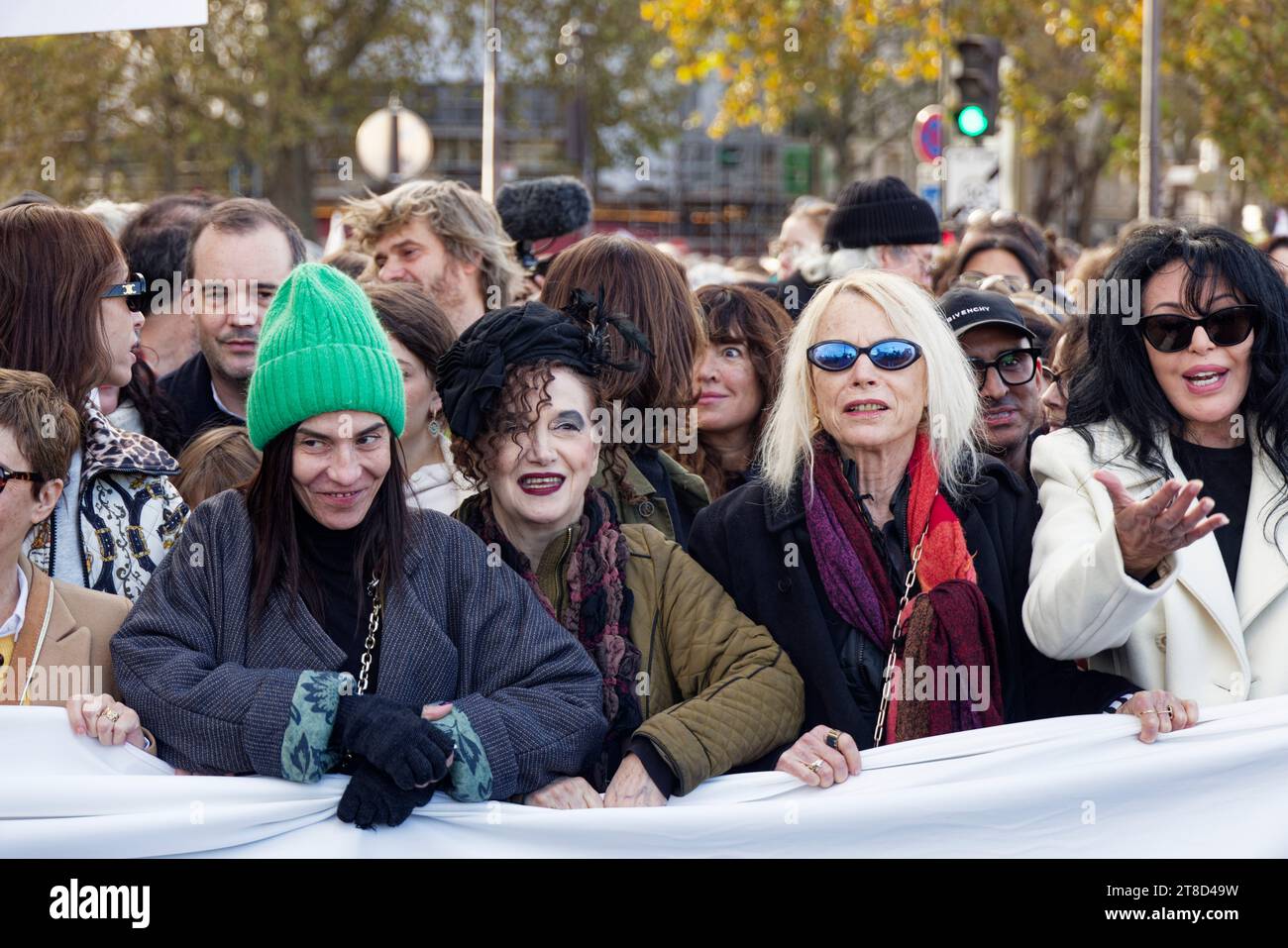Parigi, Francia. 19 novembre 2023. Lubna Azabal, Sapho, Laure Adler e Yamina Benguigui partecipano alla marcia silenziosa, unita, umanitaria e pacifista per la pace in Medio Oriente su invito di un collettivo di 500 personalità culturali domenica 19 novembre 2023 a Parigi, in Francia. Crediti: Bernard Menigault/Alamy Live News Foto Stock