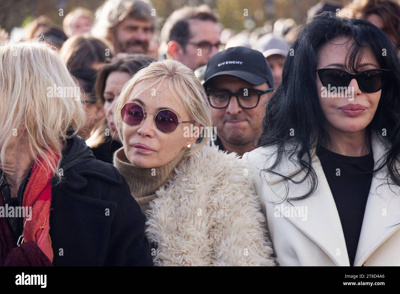 Parigi, Francia. 19 novembre 2023. Emmanuelle Beart e Yamina Benguigui partecipano alla marcia silenziosa, unita, umanitaria e pacifista per la pace in Medio Oriente su invito di un collettivo di 500 personalità culturali domenica 19 novembre 2023 a Parigi, in Francia. Crediti: Bernard Menigault/Alamy Live News Foto Stock
