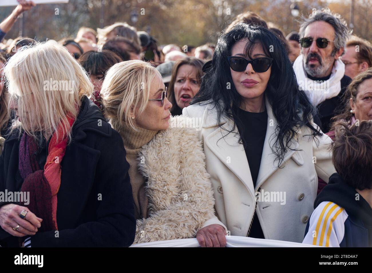 Parigi, Francia. 19 novembre 2023. Emmanuelle Beart e Yamina Benguigui partecipano alla marcia silenziosa, unita, umanitaria e pacifista per la pace in Medio Oriente su invito di un collettivo di 500 personalità culturali domenica 19 novembre 2023 a Parigi, in Francia. Crediti: Bernard Menigault/Alamy Live News Foto Stock