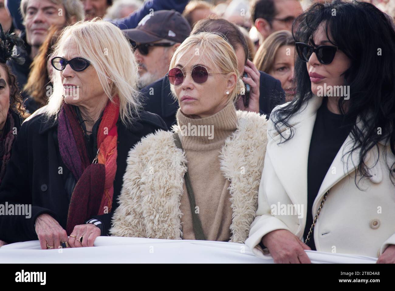 Parigi, Francia. 19 novembre 2023. Emmanuelle Beart e Yamina Benguigui partecipano alla marcia silenziosa, unita, umanitaria e pacifista per la pace in Medio Oriente su invito di un collettivo di 500 personalità culturali domenica 19 novembre 2023 a Parigi, in Francia. Crediti: Bernard Menigault/Alamy Live News Foto Stock