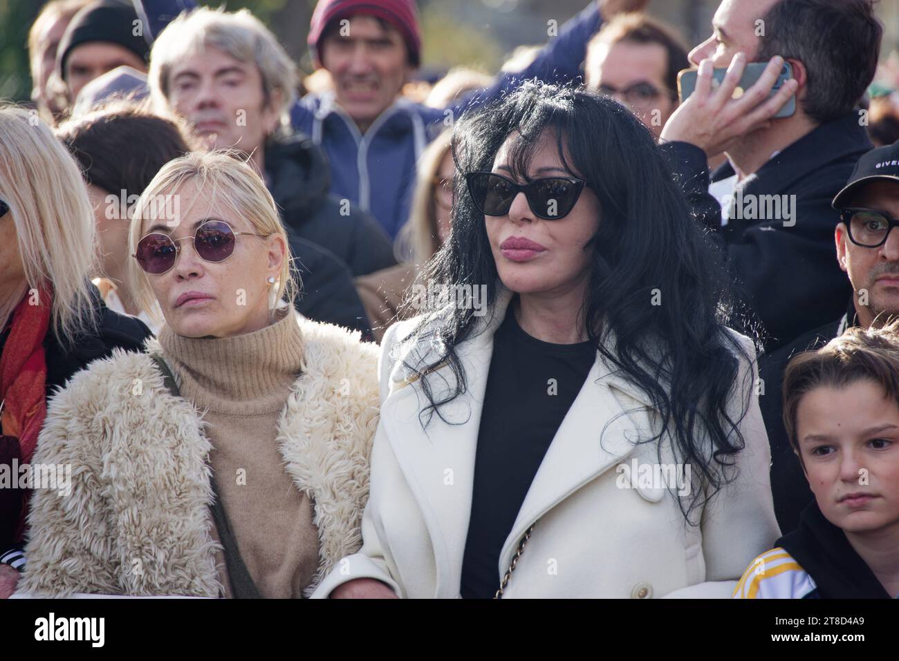 Parigi, Francia. 19 novembre 2023. Emmanuelle Beart e Yamina Benguigui partecipano alla marcia silenziosa, unita, umanitaria e pacifista per la pace in Medio Oriente su invito di un collettivo di 500 personalità culturali domenica 19 novembre 2023 a Parigi, in Francia. Crediti: Bernard Menigault/Alamy Live News Foto Stock