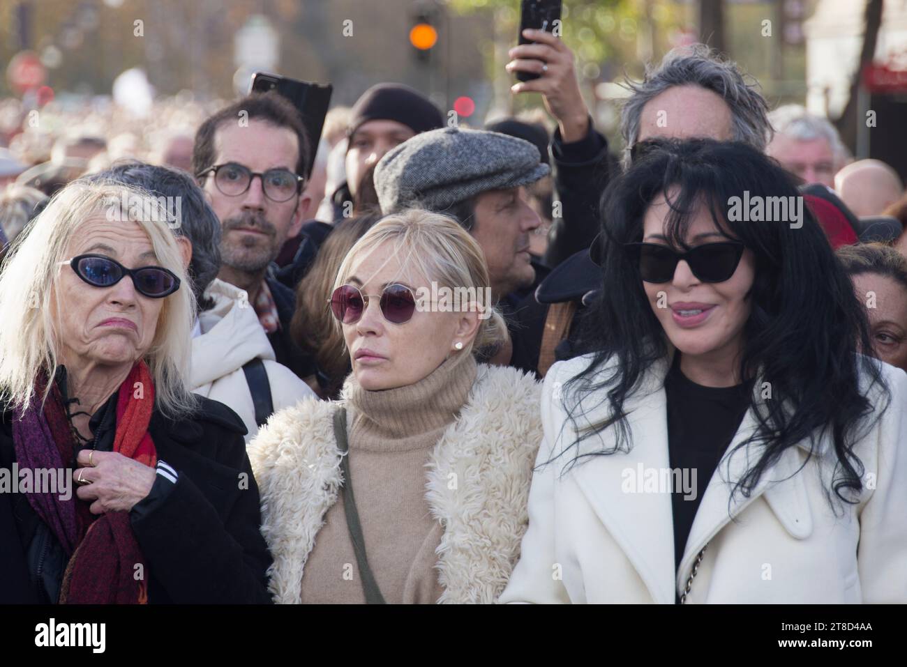 Parigi, Francia. 19 novembre 2023. Emmanuelle Beart e Yamina Benguigui partecipano alla marcia silenziosa, unita, umanitaria e pacifista per la pace in Medio Oriente su invito di un collettivo di 500 personalità culturali domenica 19 novembre 2023 a Parigi, in Francia. Crediti: Bernard Menigault/Alamy Live News Foto Stock