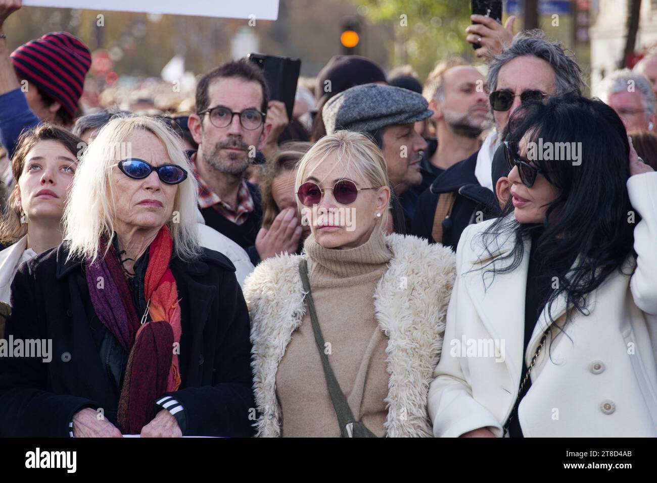 Parigi, Francia. 19 novembre 2023. Emmanuelle Beart e Yamina Benguigui partecipano alla marcia silenziosa, unita, umanitaria e pacifista per la pace in Medio Oriente su invito di un collettivo di 500 personalità culturali domenica 19 novembre 2023 a Parigi, in Francia. Crediti: Bernard Menigault/Alamy Live News Foto Stock