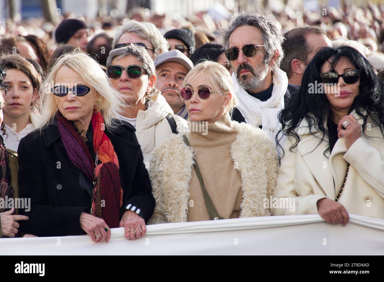 Parigi, Francia. 19 novembre 2023. Laure Adler, Emmanuelle Beart e Yamina Benguigui partecipano alla marcia silenziosa, unita, umanitaria e pacifista per la pace in Medio Oriente su invito di un collettivo di 500 personalità culturali domenica 19 novembre 2023 a Parigi, in Francia. Crediti: Bernard Menigault/Alamy Live News Foto Stock