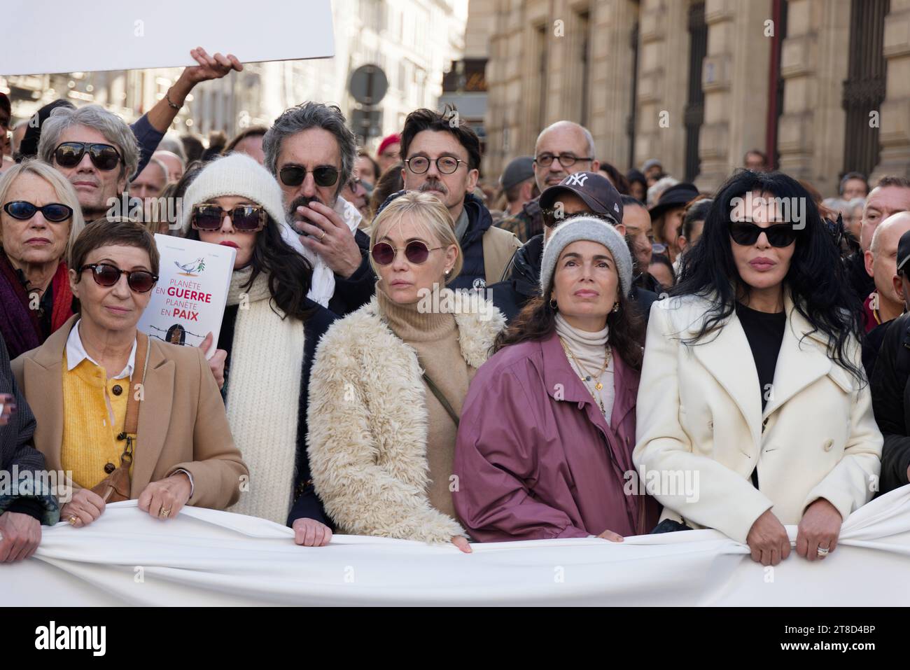 Parigi, Francia. 19 novembre 2023. Isabelle Adjani, Emmanuelle Beart e Yamina Benguigui partecipano alla marcia silenziosa, unita, umanitaria e pacifista per la pace in Medio Oriente su invito di un collettivo di 500 personalità culturali domenica 19 novembre 2023 a Parigi, in Francia. Crediti: Bernard Menigault/Alamy Live News Foto Stock
