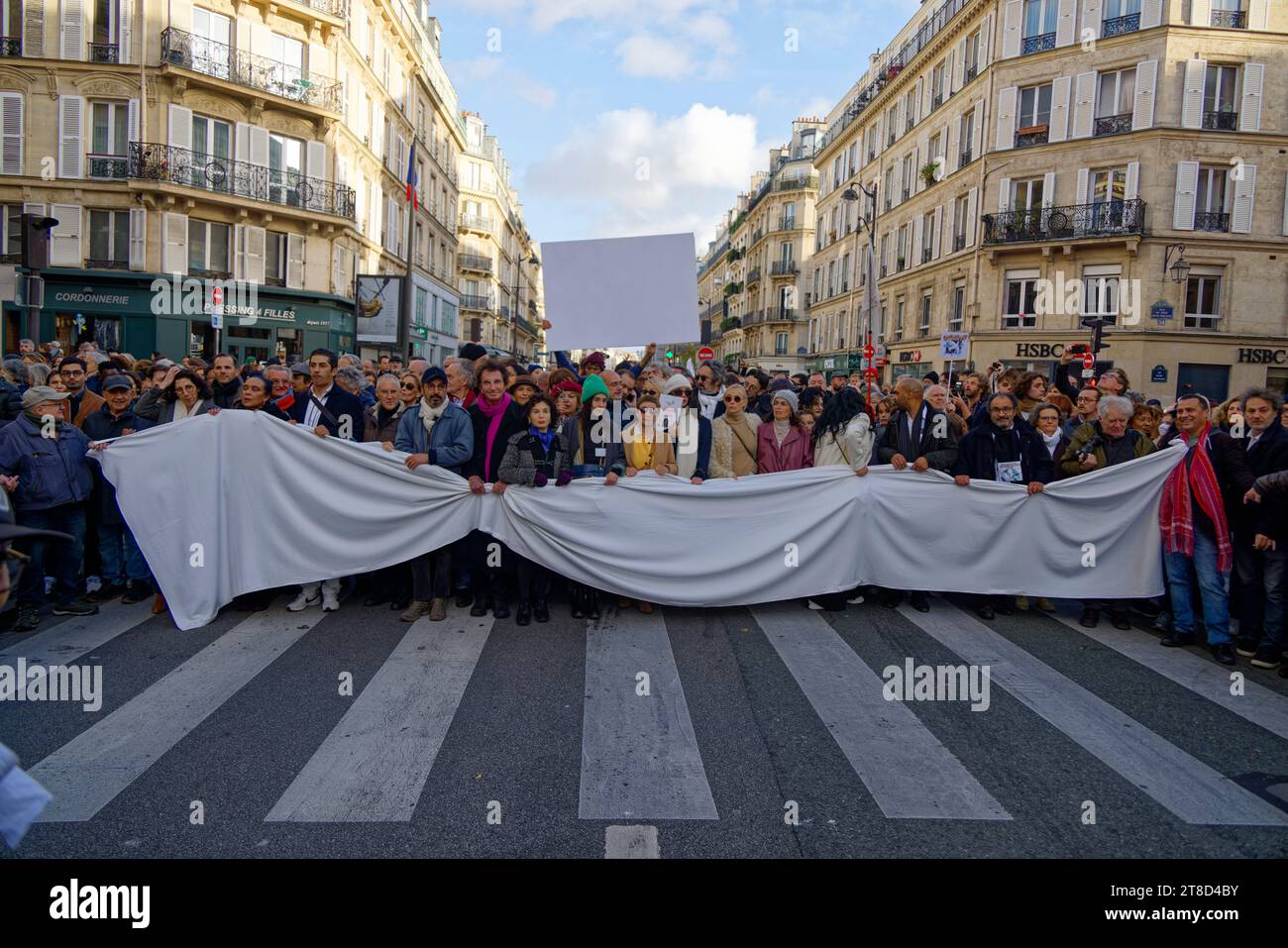 Parigi, Francia. 19 novembre 2023. Rima Abdul-Malak, Jack Lang, Monique Lang, Lubna Azabal, Ariane Ascaride, Isabelle Adjani, Frederic Chaudier, Emmanuelle Beart, Yael Naim, Yamina Benguigui e Dominique Sopo partecipano alla marcia silenziosa, unita, umanitaria e pacifista per la pace in Medio Oriente su invito di un collettivo di 500 personalità culturali domenica 19 novembre 2023 a Parigi, in Francia. Crediti: Bernard Menigault/Alamy Live News Foto Stock