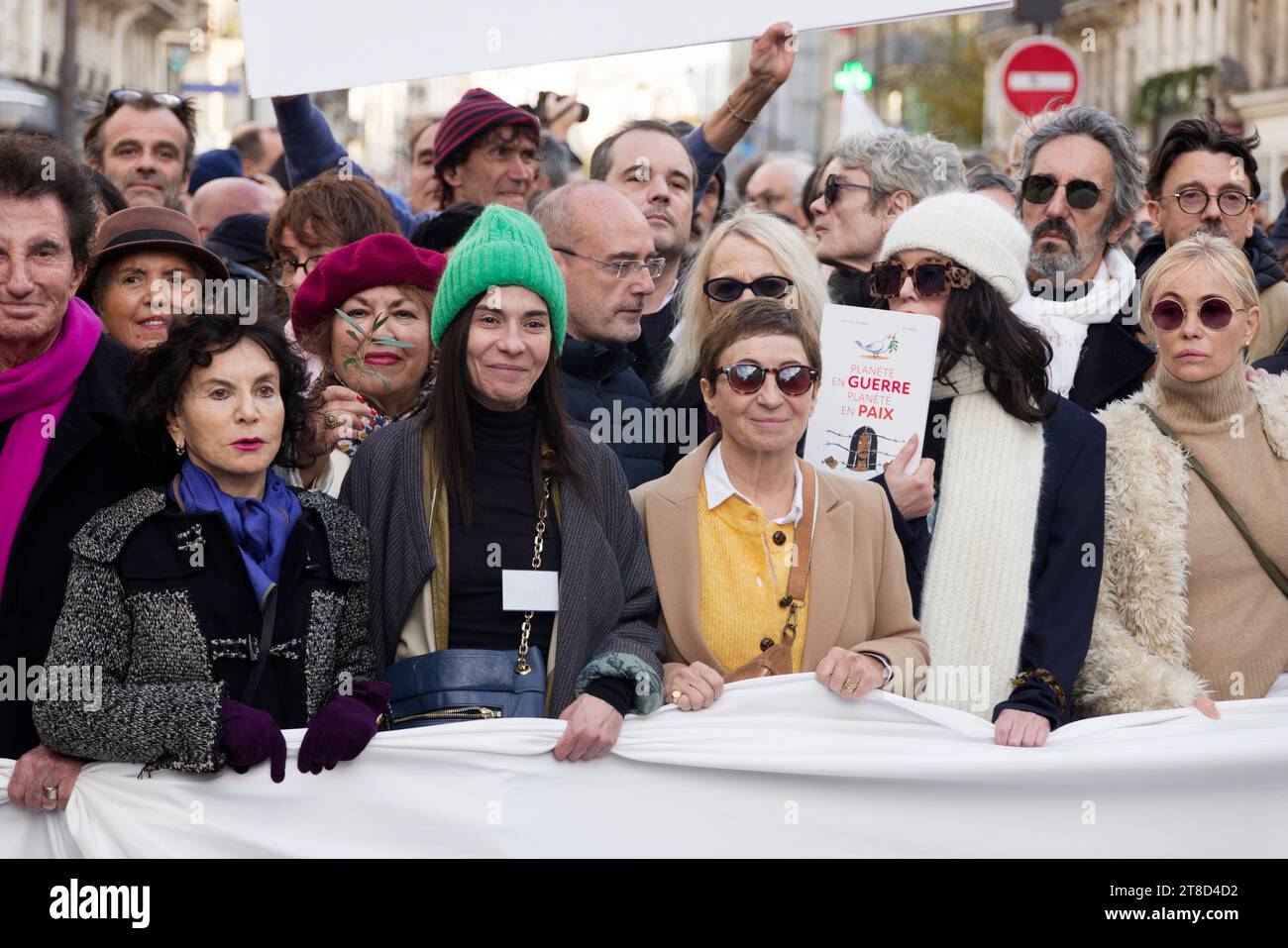 Parigi, Francia. 19 novembre 2023. Jack Lang, Monique Lang, Lubna Azabal, Ariane Ascaride, Isabelle Adjani, Emmanuelle Beart e Yamina Benguigui partecipano alla marcia silenziosa, unita, umanitaria e pacifista per la pace in Medio Oriente su invito di un collettivo di 500 personalità culturali domenica 19 novembre 2023 a Parigi, in Francia. Crediti: Bernard Menigault/Alamy Live News Foto Stock