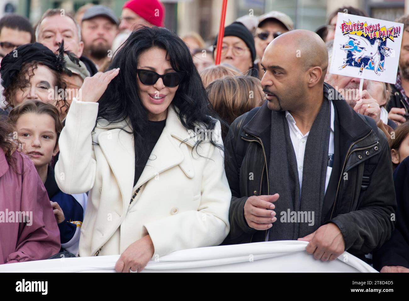 Parigi, Francia. 19 novembre 2023. Yamina Benguigui e Dominique Sopo partecipano alla marcia silenziosa, unita, umanitaria e pacifista per la pace in Medio Oriente su invito di un collettivo di 500 personalità culturali domenica 19 novembre 2023 a Parigi, in Francia. Crediti: Bernard Menigault/Alamy Live News Foto Stock