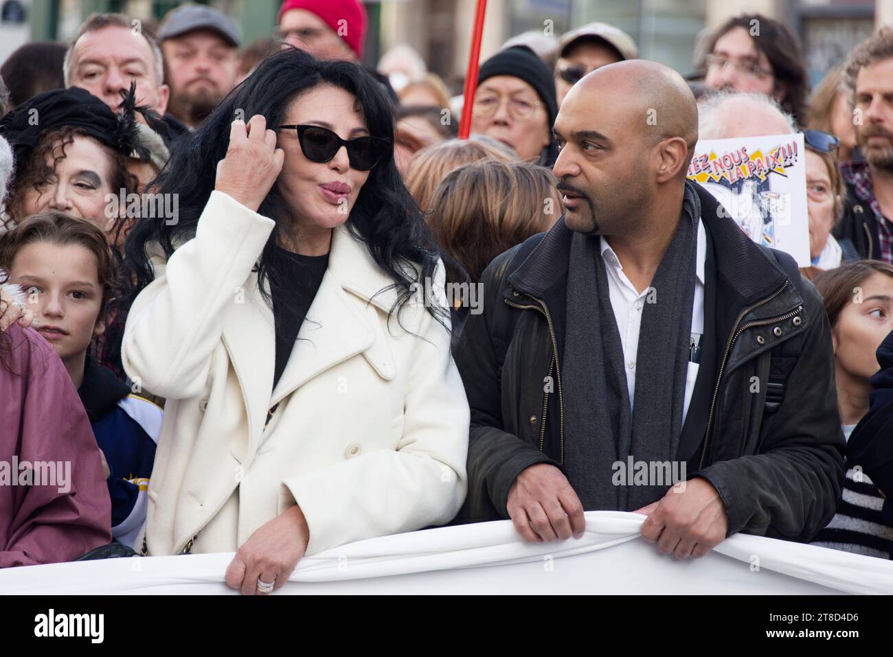 Parigi, Francia. 19 novembre 2023. Yamina Benguigui e Dominique Sopo partecipano alla marcia silenziosa, unita, umanitaria e pacifista per la pace in Medio Oriente su invito di un collettivo di 500 personalità culturali domenica 19 novembre 2023 a Parigi, in Francia. Crediti: Bernard Menigault/Alamy Live News Foto Stock