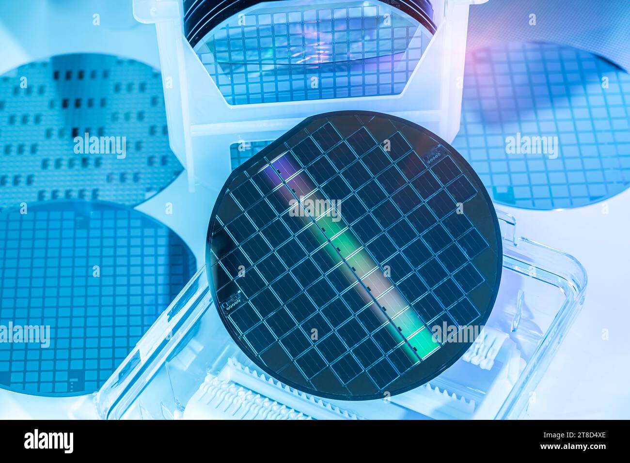 i wafer di silicio hanno un rivestimento di diossido di silicio che si trova in un contenitore o vassoio di wafer di quarzo Foto Stock