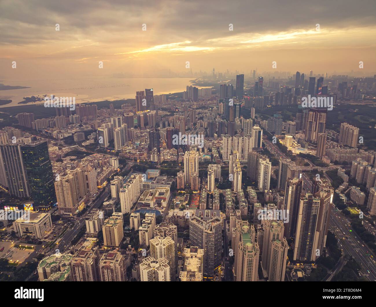Vista aerea dello skyline nel CBD di Shenzhen, tramonto in Cina Foto Stock