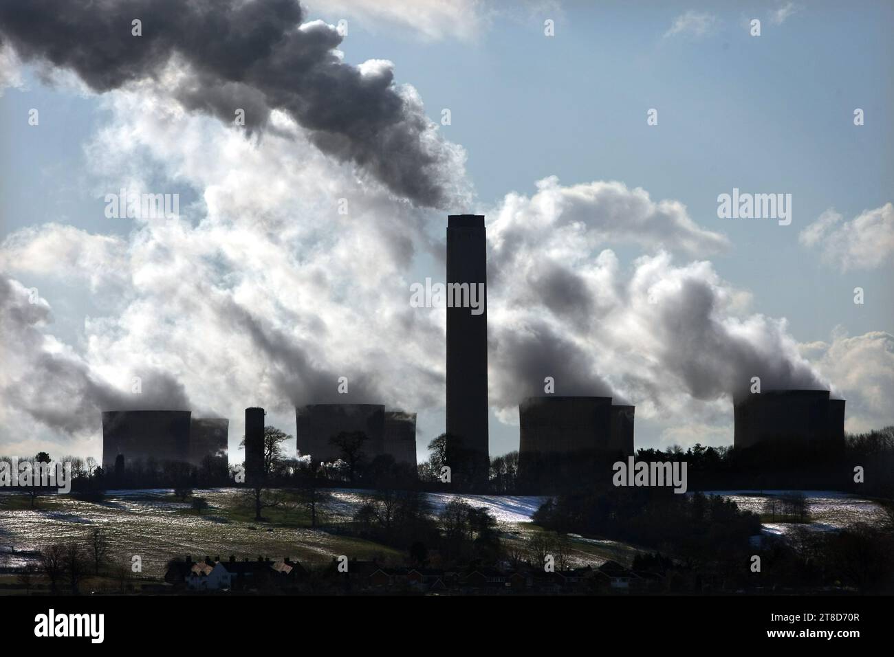 Foto del fascicolo datata 10/02/09 di fumo proveniente dal camino dell'inceneritore e deriva che si innalza dalle torri di raffreddamento a Ratcliffe sulla centrale elettrica Soar vicino a Nottingham. Il primo ministro Humza Yousaf è stato esortato a utilizzare il bilancio scozzese per costringere gli scozzesi più ricchi a "ripulire le loro azioni” in termini di danni ambientali. Gli attivisti a Oxfam in Scozia hanno fatto la richiesta prima che il progetto di bilancio per il 2024-25 venisse presentato a Holyrood il mese prossimo. Data di emissione: Lunedì 20 novembre 2023. Foto Stock