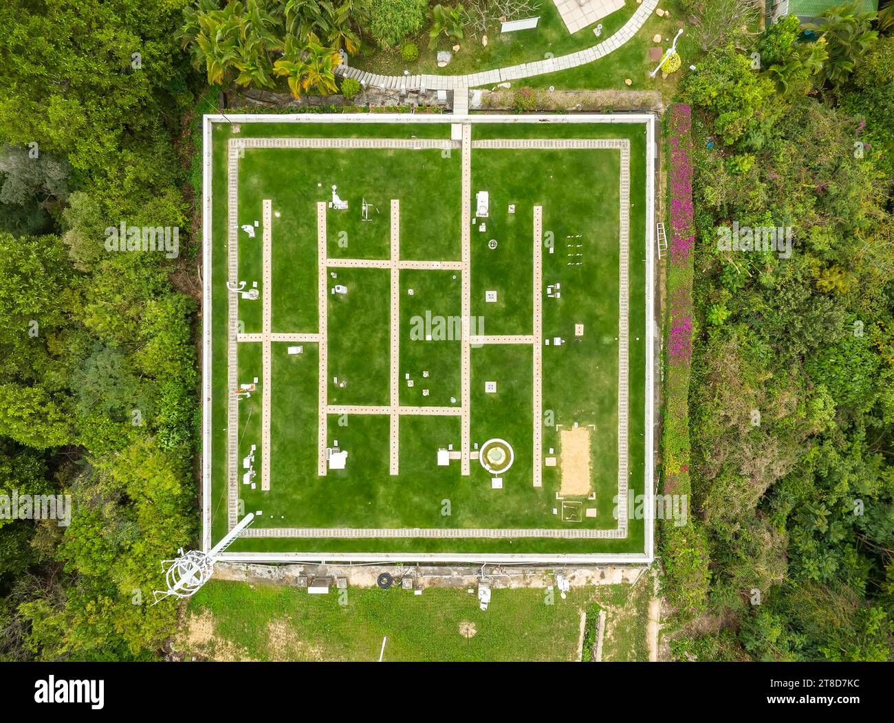 Vista aerea di un giardino meteorologico con molti dispositivi per misurare i fenomeni meteorologici. Equipaggiamento sulla stazione meteorologica per monitorare gli eventi meteorologici Foto Stock