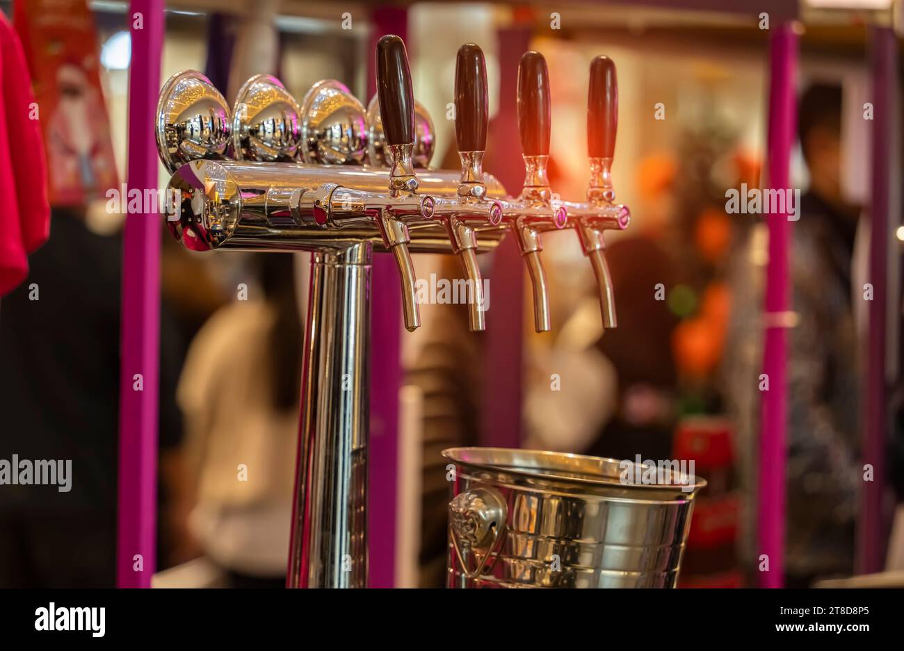 Progetto di rubinetti di birra in un bar. Foto Stock