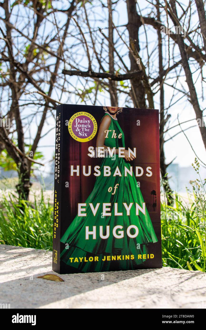 Primo piano il romanzo i sette mariti di Evelyn Hugo di Taylor Jenkins Reid in the Garden. Foto Stock