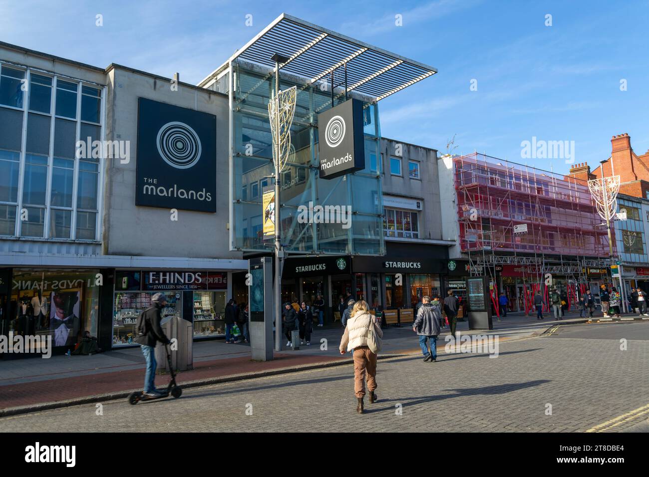 Acquirenti in strada fuori dal Marlands Shopping Centre, aperto nel 1991., Southampton, Hampshire, Inghilterra, REGNO UNITO Foto Stock