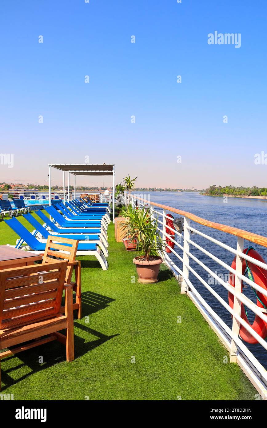 Sundesk sulla nave da crociera. Un posto dove rilassarsi, tavoli e sdraio sul ponte. Crociera di lusso sul Nilo, Egitto, Africa. Vacanze estive, relax sulle navi da crociera Foto Stock