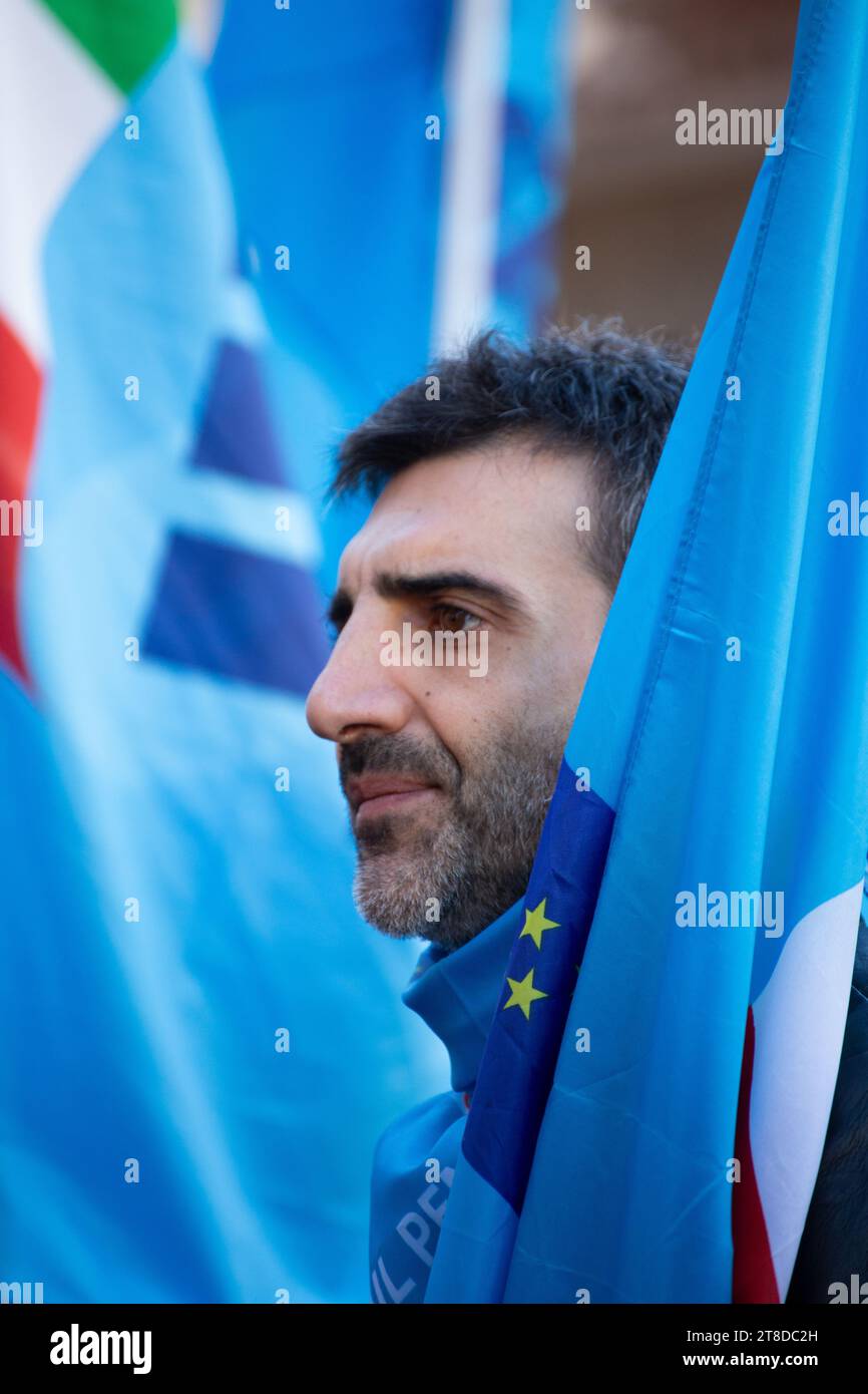 Manifestazione sindacale contro il governo, la fotografia è stata scattata il 11/17/2023 nel centro della città di Parma in Italia Foto Stock