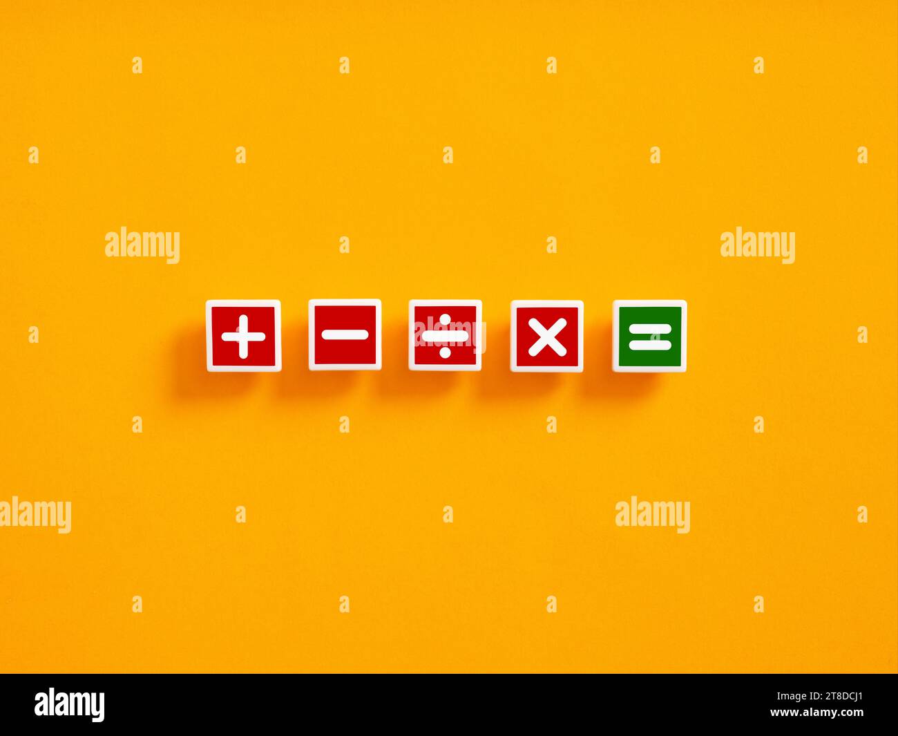 Simboli delle operazioni matematiche di base. Inoltre, meno, moltiplica, dividi, uguali simboli su blocchi colorati. Azione matematica o matematica, istruzione e base Foto Stock