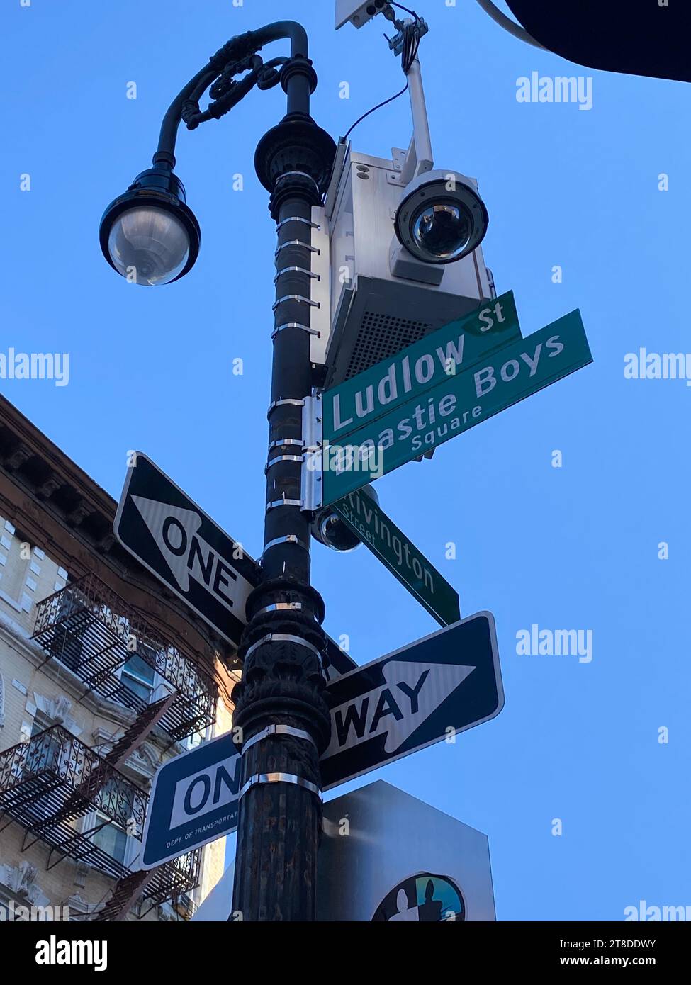 New York, Stati Uniti. 19 novembre 2023. Un cartello stradale dedicato ai musicisti rap Beastie Boys di New York. Credito: SOPA Images Limited/Alamy Live News Foto Stock