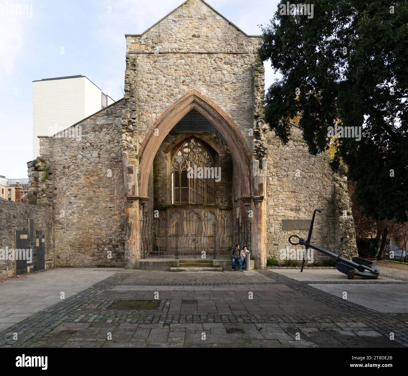 Rovine della chiesa di Holyrood, Southampton, Hampshire, Inghilterra, Regno Unito bombardarono durante la seconda guerra mondiale Foto Stock