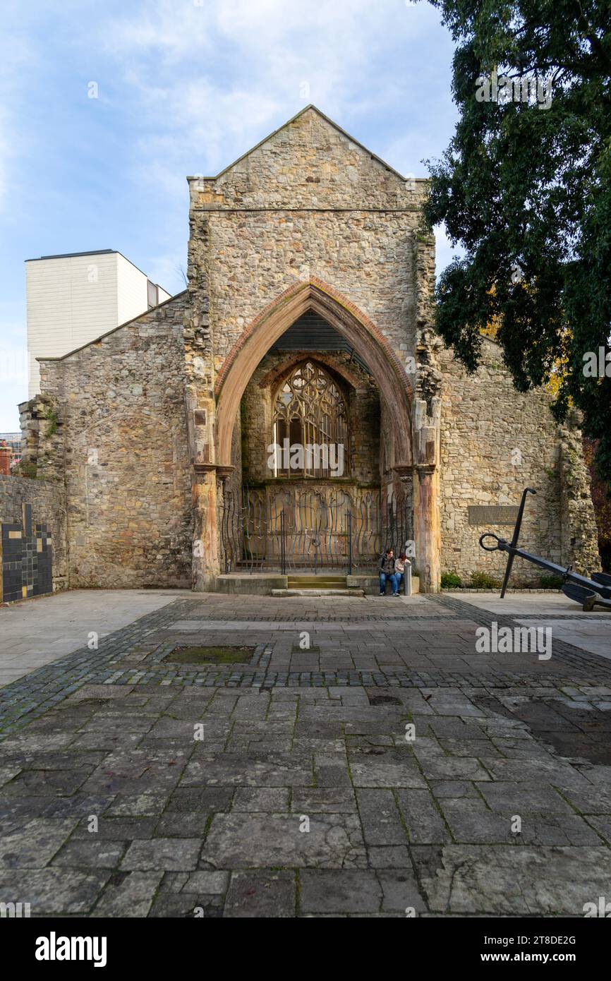 Rovine della chiesa di Holyrood, Southampton, Hampshire, Inghilterra, Regno Unito bombardarono durante la seconda guerra mondiale Foto Stock