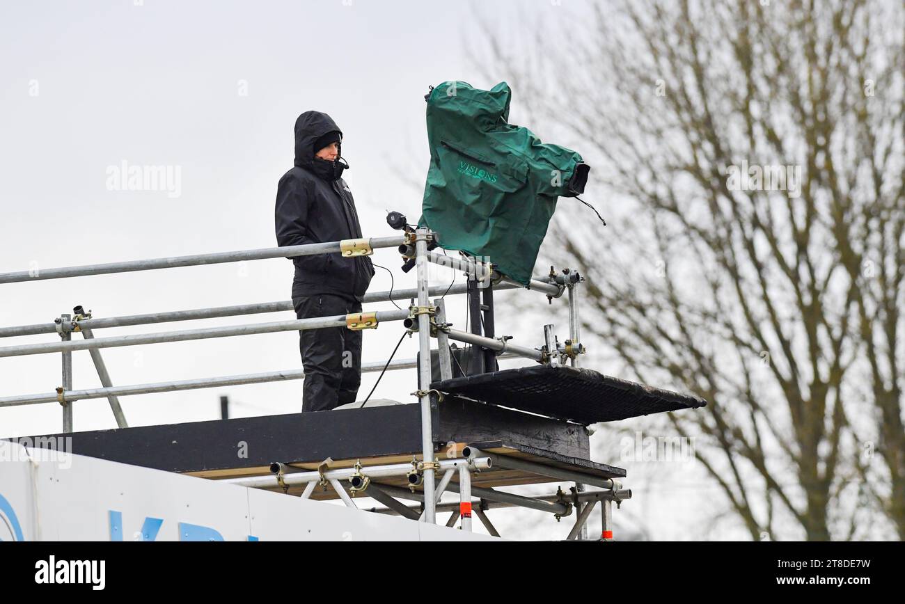 Crawley Regno Unito 19 novembre 2023 - telecamere televisive esterne durante la partita di calcio femminile della Super League Barclays tra Brighton e Hove Albion e Arsenal al Broadfield Stadium di Crawley : Credit Simon Dack /TPI/ Alamy Live News Foto Stock