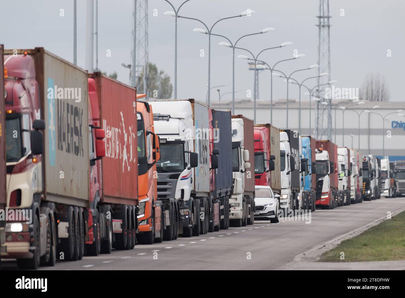 Camion in fila per il terminal container Gdynia di Gdynia, Polonia © Wojciech Strozyk / Alamy Stock Photo Foto Stock