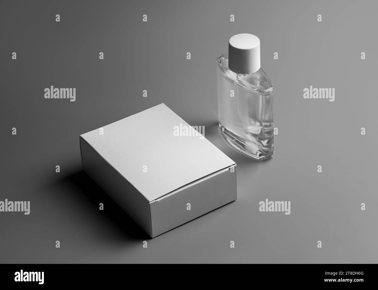 Modello di scatola bianca e bottiglia trasparente per profumo, presentazione per design, branding, pubblicità. Modello per confezioni eleganti di lusso f Foto Stock