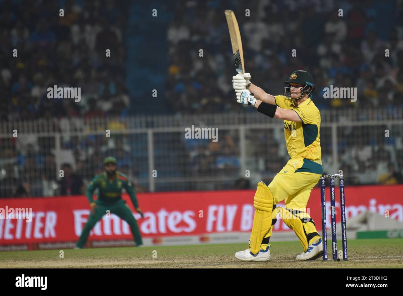 Non esclusiva: 16 ottobre 2023, Calcutta, India: Mitchell Starc dell'Australia festeggia durante la semifinale tra Australia e Sud Africa Foto Stock