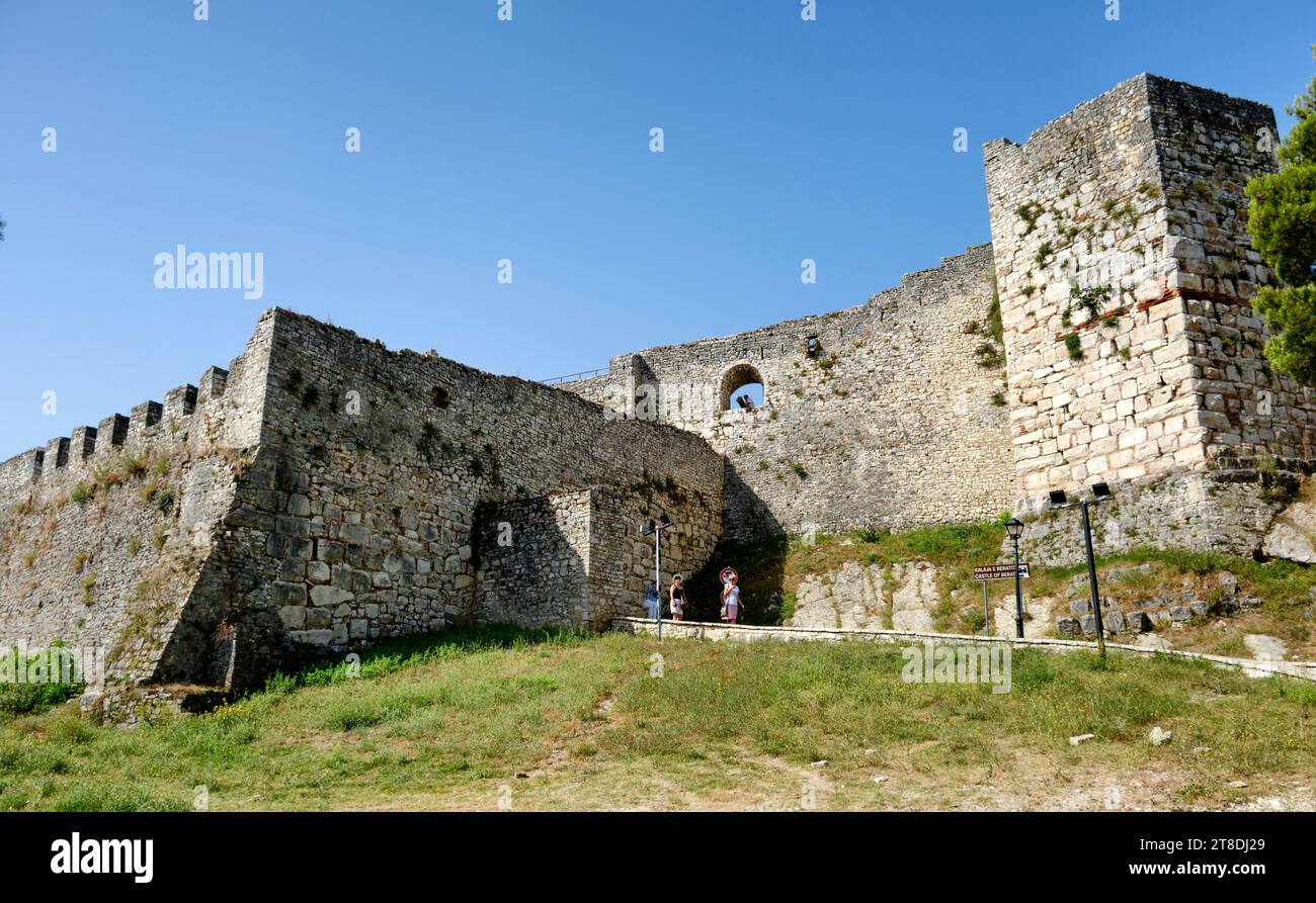 Visitatori del castello di Berat, Kalaja e Beratit, sopra Berat, Albania 20 luglio 2023. Foto di Tim Chong Foto Stock