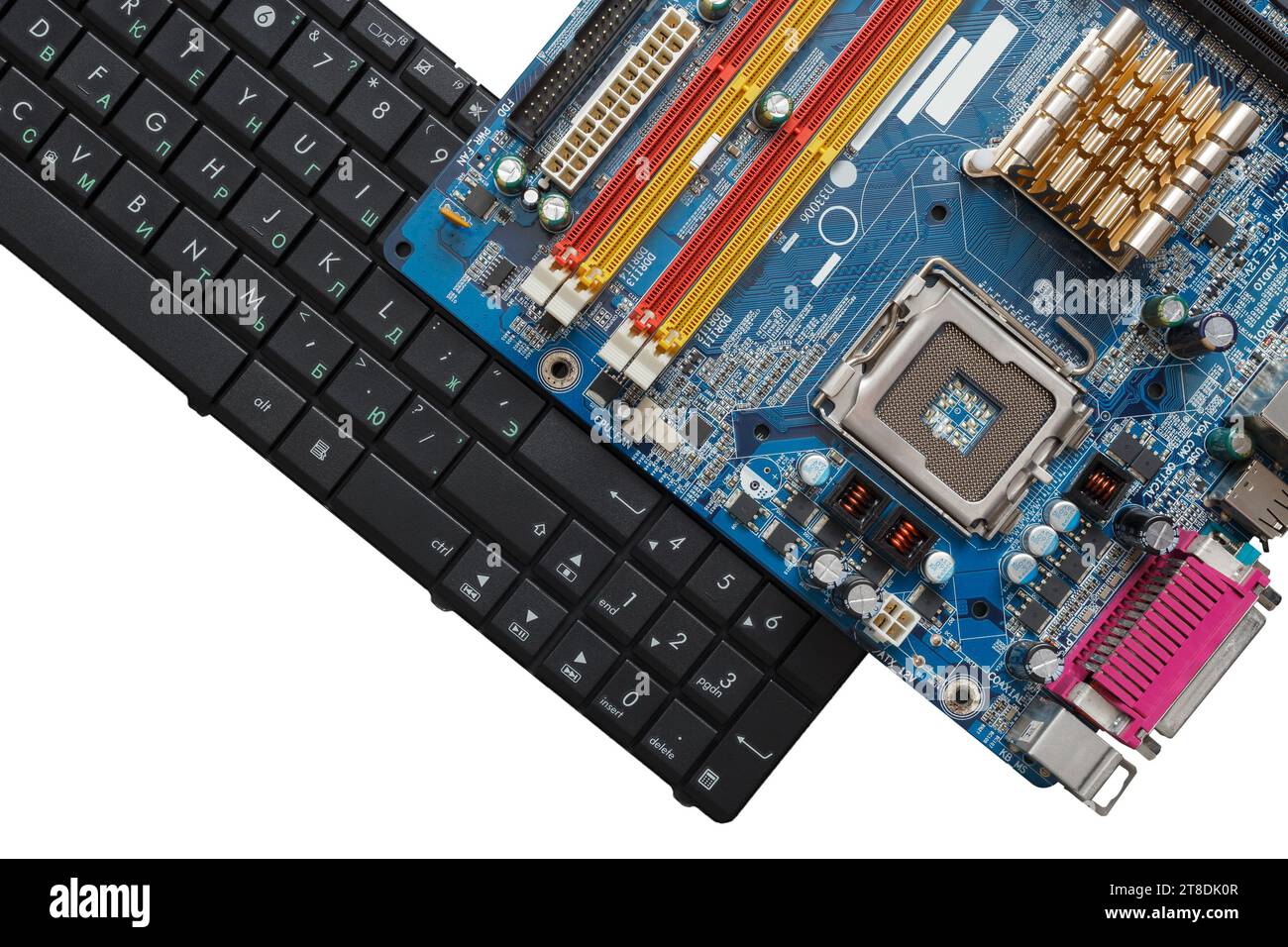 Tastiera del computer e scheda madre isolate su sfondo bianco. Riparazione, montaggio di personal computer Foto Stock