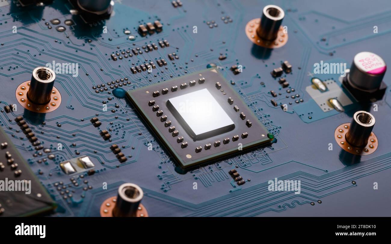 Un processore per PC portatili con radiatore di raffreddamento rimosso sulla scheda madre di un notebook. Fotografia macro Foto Stock