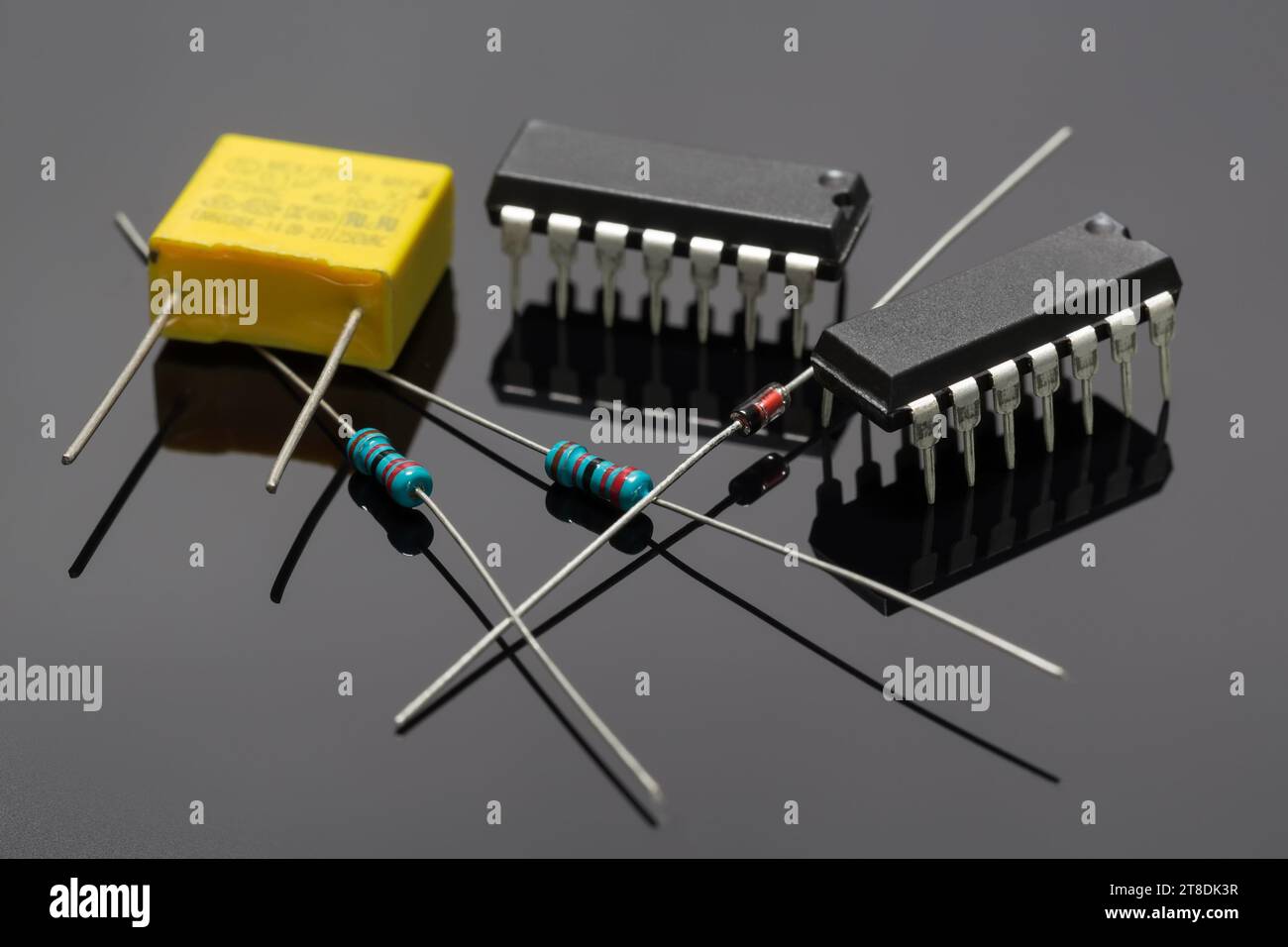 Componenti elettronici su sfondo scuro con riflesso. Fotografia macro. Foto Stock