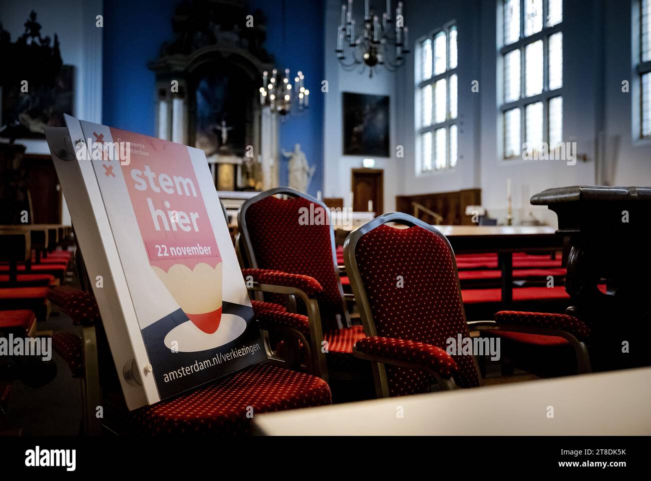 AMSTERDAM - i preparativi in una chiesa ad Amsterdam. La sede sarà convertita in sede di votazione per le elezioni della camera dei rappresentanti. ANP ROBIN VAN LONKHUIJSEN paesi bassi Out - belgio Out Foto Stock