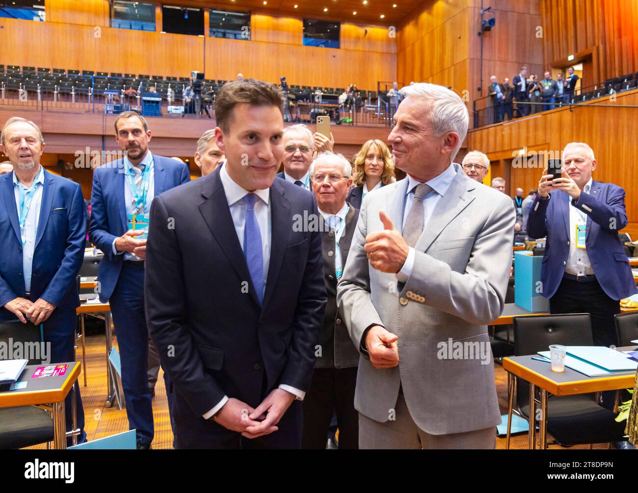 Gratulation für den neuen Landesvorsitzenden der CDU Baden-Württemberg, Manuel Hagel 35, links. Thomas Strobl gratuliert seinem Nachfolger, der mit 91, 5 Prozent der Delegiertenstimmen gewählt worden ist. Generationenwechsel beim 79. Landesparteitag der CDU Baden-Württemberg. Nach 18 Jahren an der Parteispitze tritt Thomas Strobl als Landesvorsitzender Zurück. // 18.11.2023: Reutlingen, Baden-Württemberg, Deutschland, Europa *** Congratulazioni al nuovo presidente statale della CDU Baden Württemberg, Manuel Hagel 35, lasciato Thomas Strobl si congratula con il suo successore, che è stato eletto con 91,5 perc Foto Stock