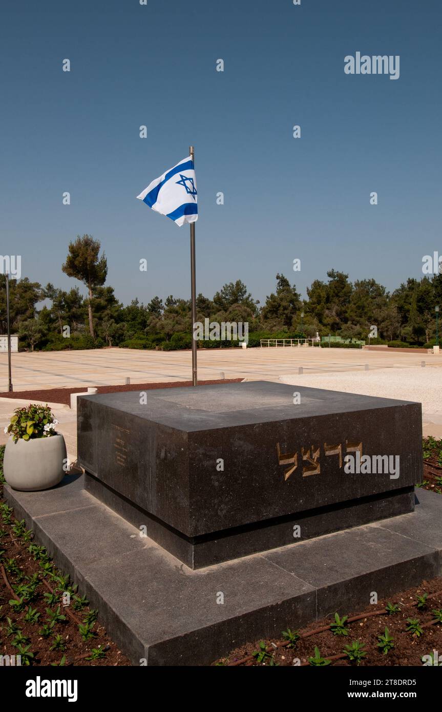 La tomba di Theodor Herzl, fondatore del sionismo moderno, presso il Monte Cimitero militare di Herzl a Gerusalemme. Foto Stock