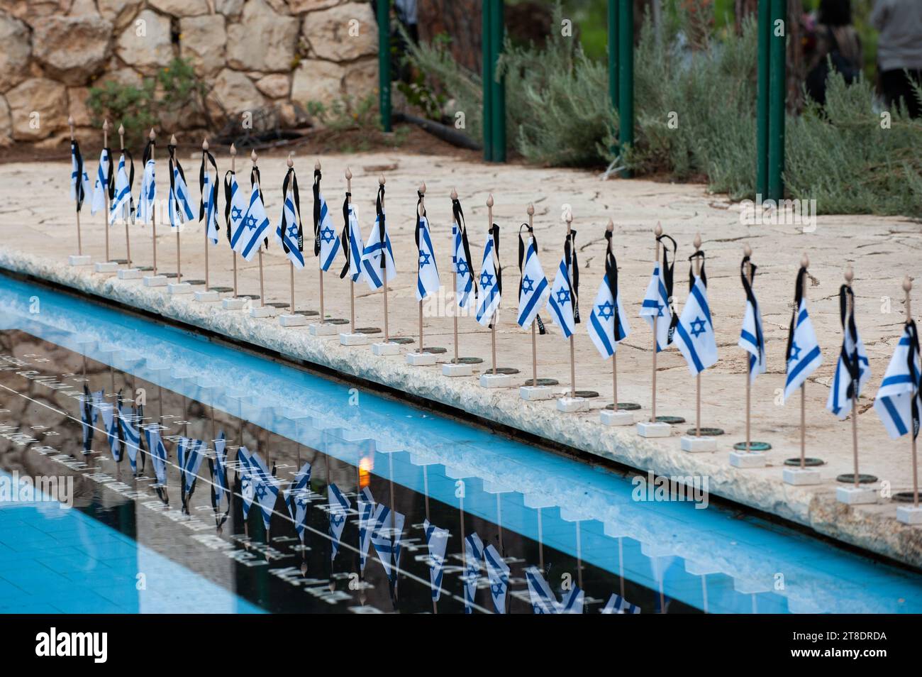 Bandiere israeliane fiancheggiano la piscina costruita come memoria sul Monte Herzl in memoria di 140 soldati israeliani morti nel bombardamento di aerei tedeschi sulla sh Foto Stock