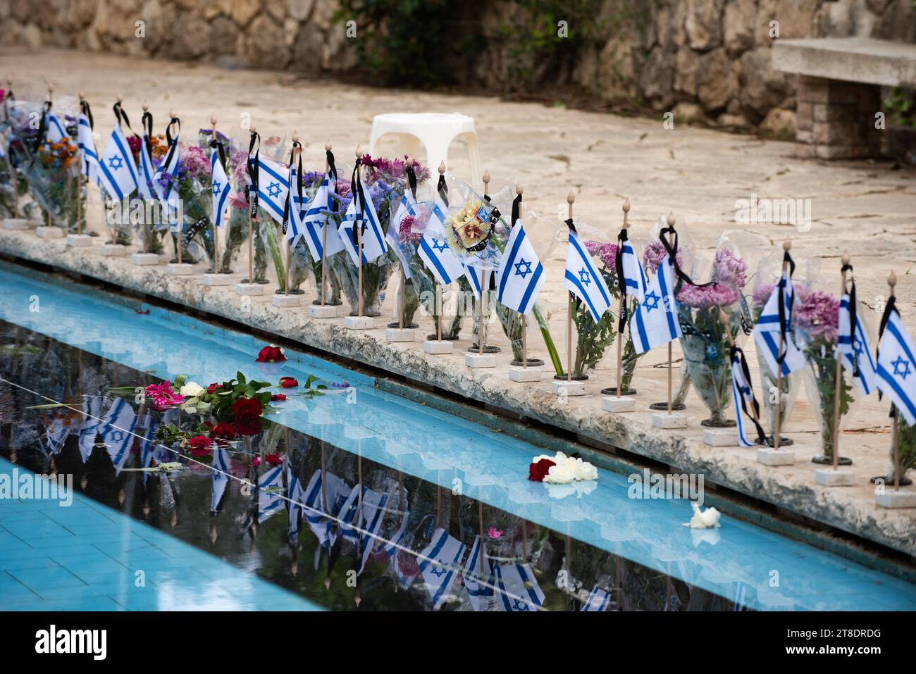 Bandiere israeliane fiancheggiano la piscina costruita come memoriale sul Monte Herzl in memoria di 140 soldati israeliani morti nel bombardamento di aerei tedeschi sulla S Foto Stock