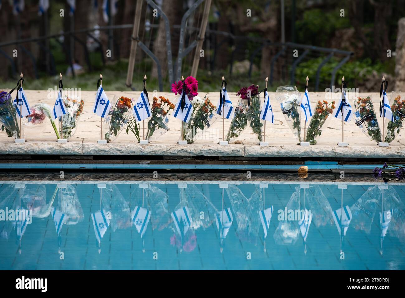 Bandiere israeliane fiancheggiano la piscina costruita come memoriale sul Monte Herzl in memoria di 140 soldati israeliani morti nel bombardamento di aerei tedeschi sulla S Foto Stock