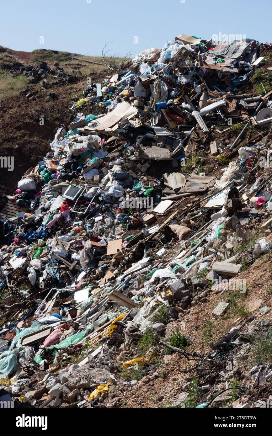 Una collina coperta da rifiuti scaricati in una discarica nel nord di Israele. Foto Stock