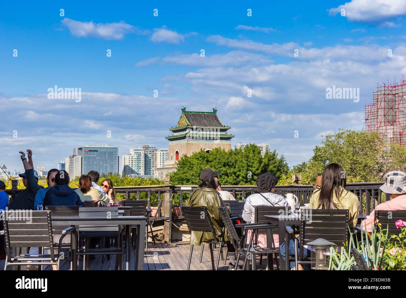 Persone che si godono il sole su una terrazza sul tetto a Pechino, in Cina Foto Stock