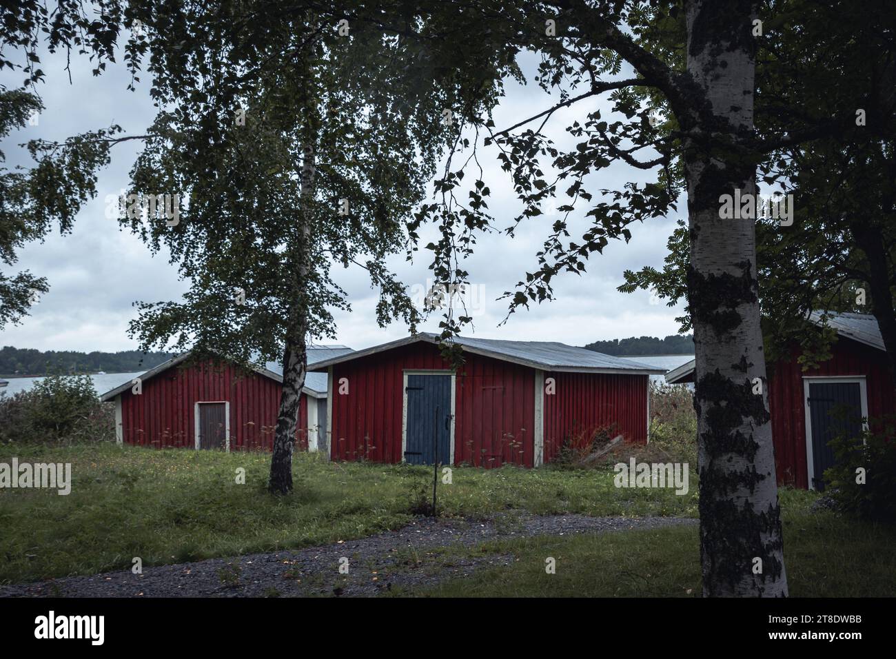 Vecchia casa rossa nel villaggio finlandese Foto Stock