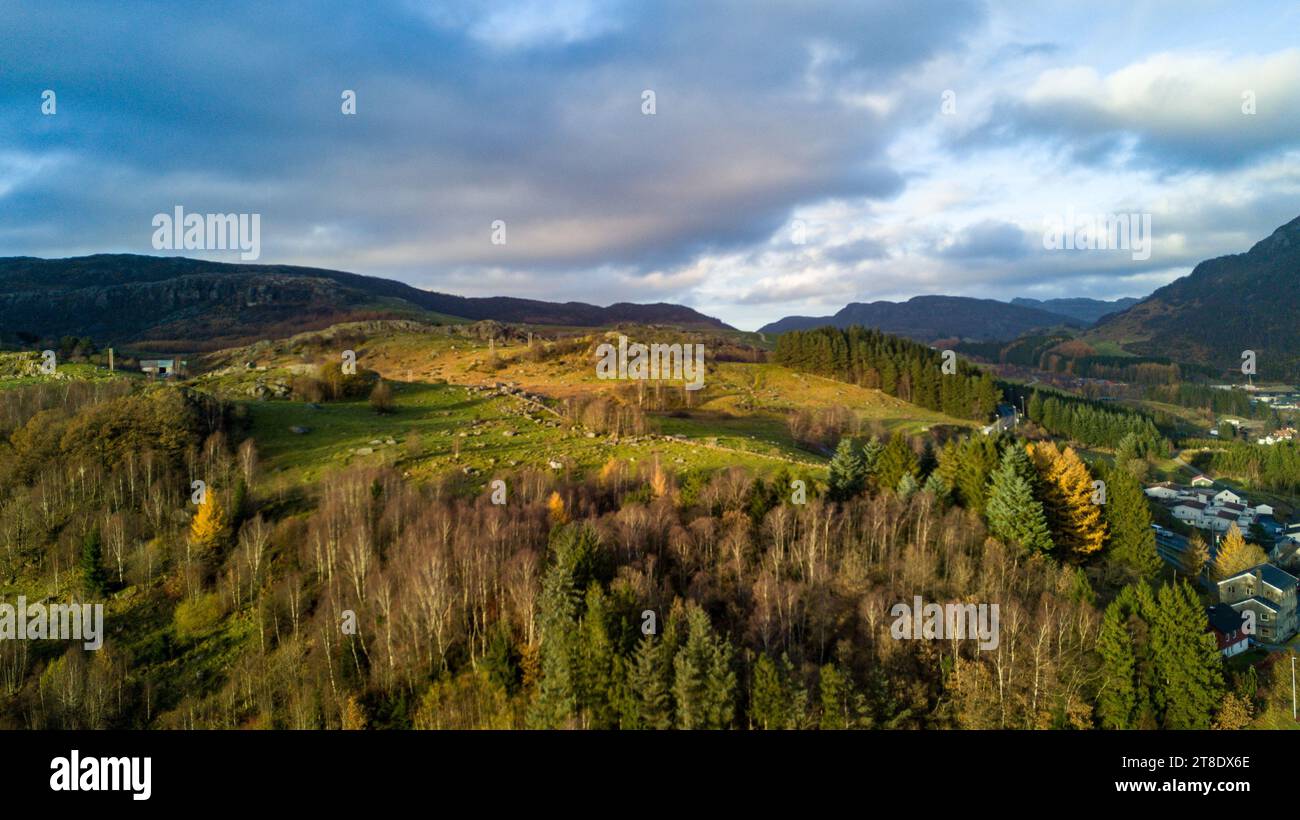Tranquillità aerea: Montagne norvegesi e baldacchino della foresta Foto Stock