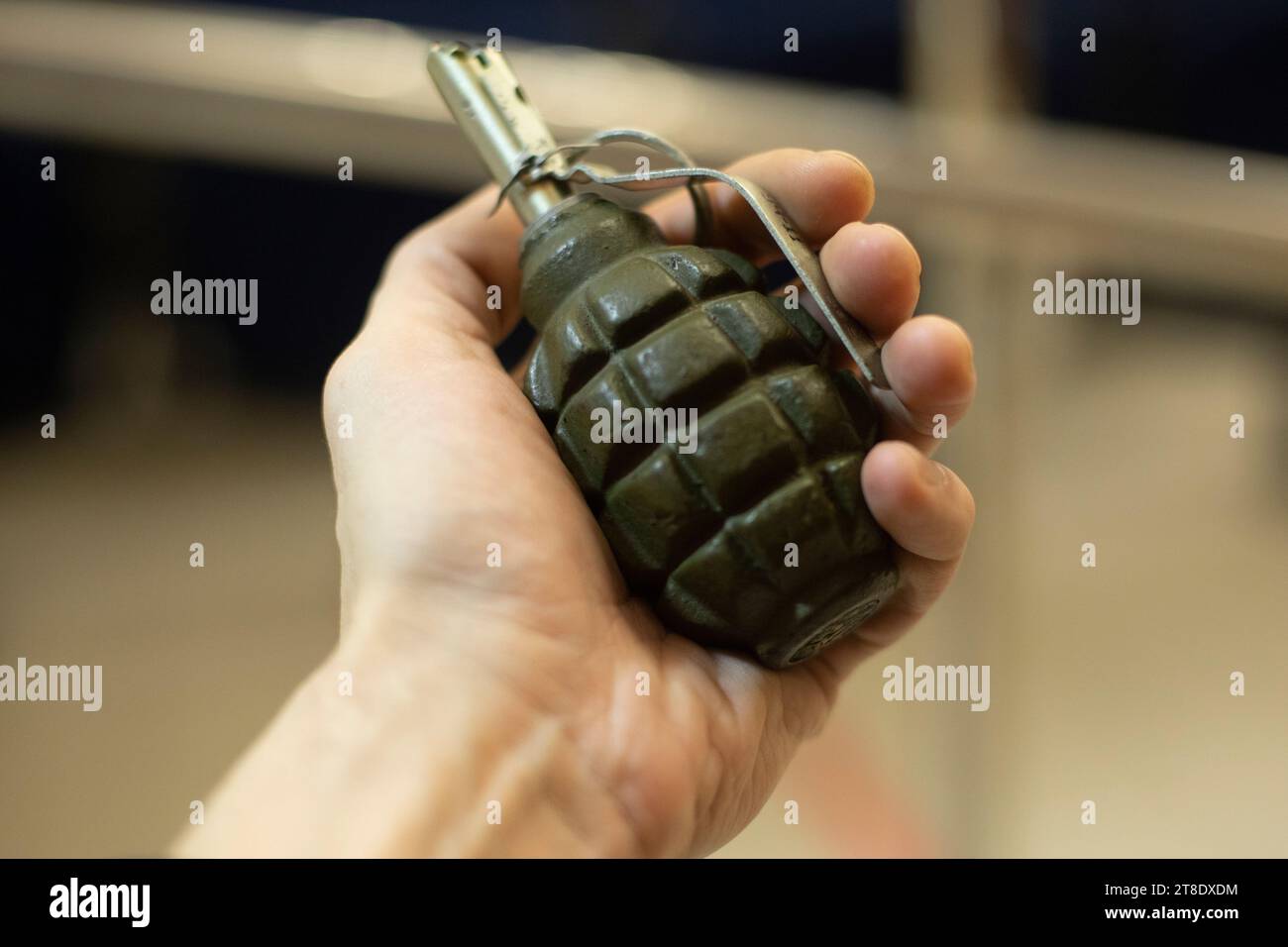 Ci sono esplosivi nel palmo della mano di una persona. Foto Stock