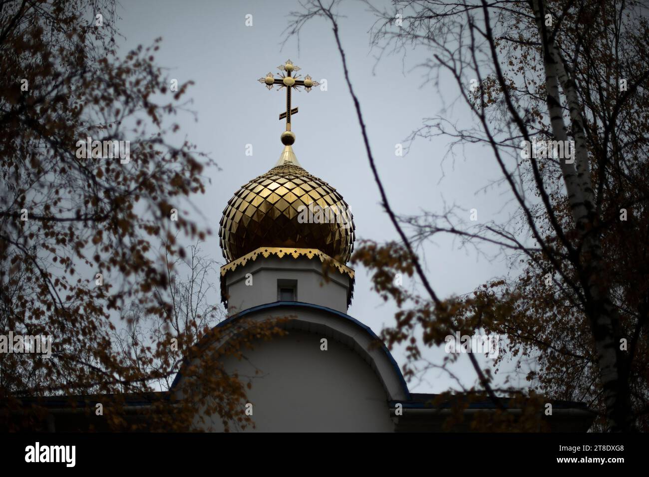 Chiesa ortodossa. Cupola d'oro con una croce. Edificio religioso. Foto Stock