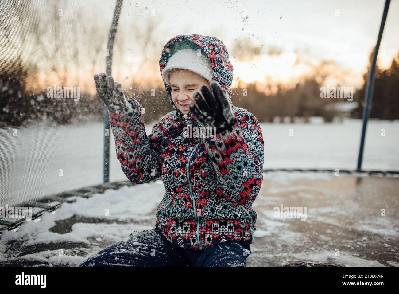 Primo piano di una preadolescente che indossa un equipaggiamento invernale seduta sul tram Foto Stock