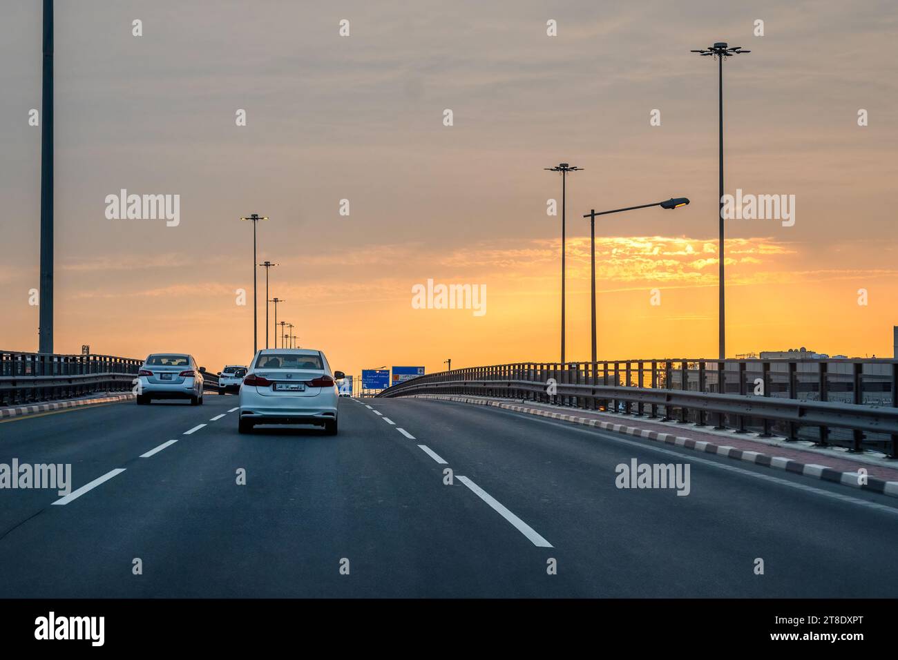 Doha, Qatar - 16 novembre 2023: Vista tramonto su Salwa Road. Incrocio Saleh Bin Nasser al Thani. Strade e traffico Doha. Foto Stock