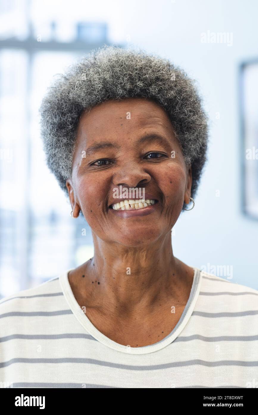 Ritratto di donna anziana afroamericana felice in ospedale Foto Stock